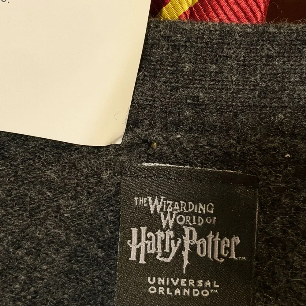 Classic Charcoal Cardigan in Gryffindor school colors - Picture 4 of 8